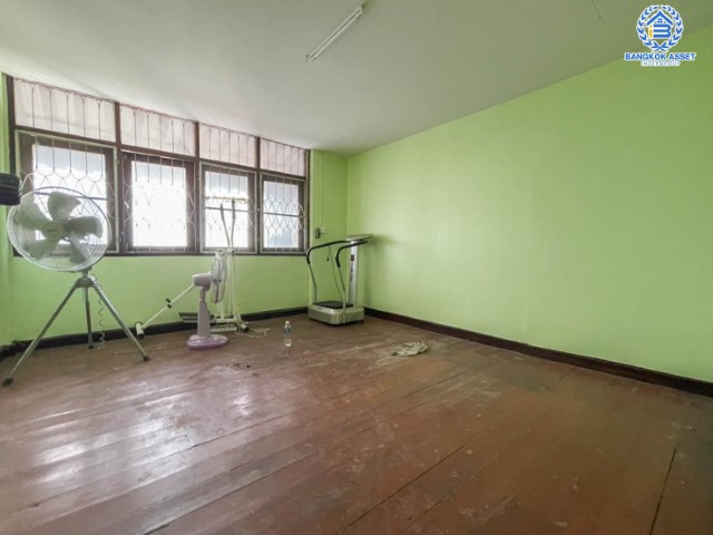 ทาวน์เฮ้าส์มือสองย่านกรุงเทพฯ ม.ลาดพร้าว109 ลาดพร้าว เนื้อที่กว้างขวางถึง 27 ตร.ว. ฟังก์ชัน 3 ห้องนอน 2 ห้องน้ำ 1 ที่จอดรถ ทาวน์เฮ้าส์หลังใหญ่ เดินทางสะดวก ติดถ.ลาดพร้าว โซนสนามบินสุวรรณภูมิ ใกล้รถไฟฟ้าสายแอร์พอร์ตเรลลิงก์ "สถานีหัวหมาก"